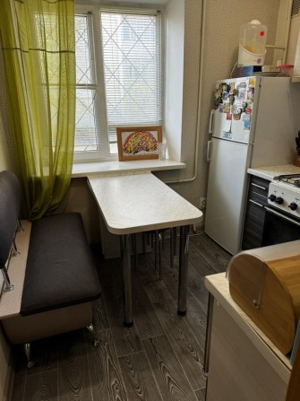 Продам 1 к/к с нишей в Корабельном районе . 1 этаж, не угловая. - фото 1