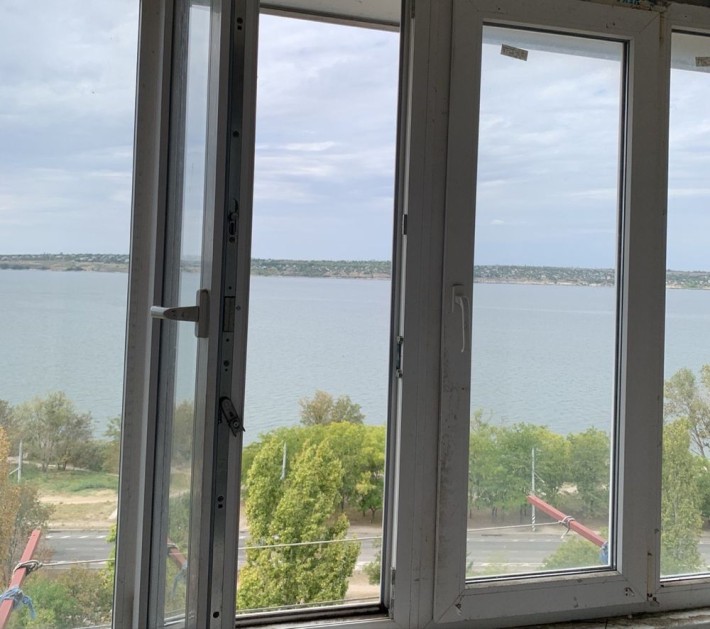 Продаж 1 кімнатної квартири з видом на річку зі всіх вікон. Намив - фото 1