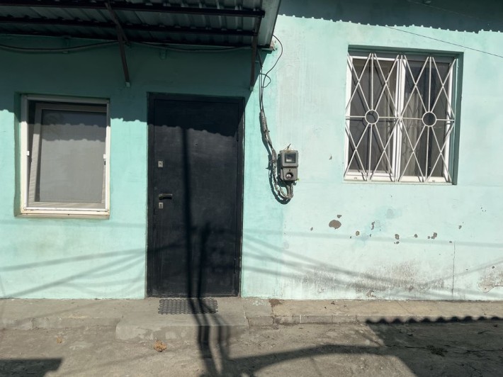 Продам квартиру со   Своим палисадником в приморском районе - фото 1