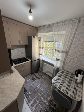 Продаю 3х комнатную квартиру с ремонтом. В центральном районе города. - фото 1