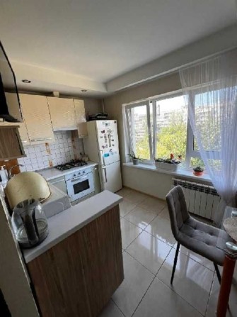 Продаётся 2 ком. ул. Проспект Юбилейный в Хортицком районе. - фото 1