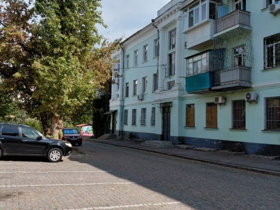 2 ком.   Ул. Адмиральская, " коммуналка" 3/3,  сталинка,10 500 Миколаїв