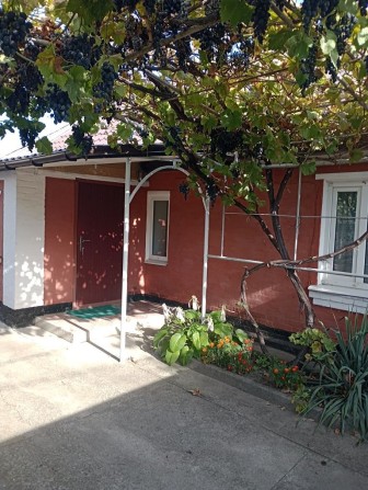 Продам 2/3 будинку - фото 1