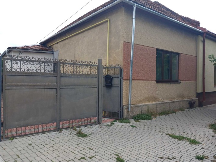 Зручний двохкімнатний будинок в центрі Берегова - фото 1