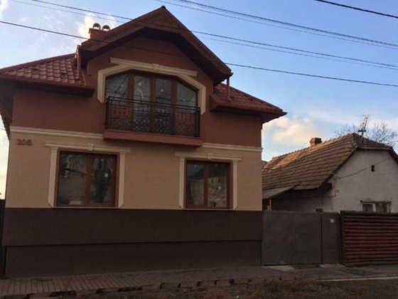 Двоповерховий будинок біля Берегівських термалів в центрі міста. Берегове