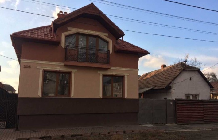 Двоповерховий будинок біля Берегівських термалів в центрі міста. - фото 1