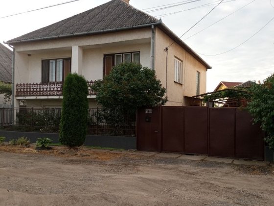 Продаж 2 поверхового 6-ти кімнатного будинку з меблями у м.Берегово Берегово