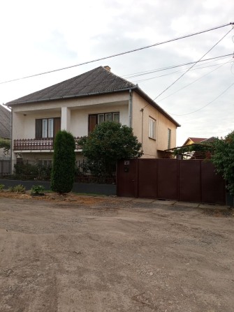 Продаж 2 поверхового 6-ти кімнатного будинку з меблями у м.Берегово - фото 1