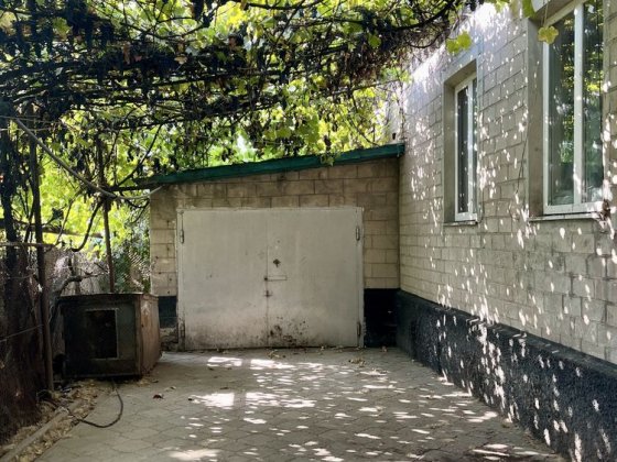 Будинок з гаражем та літньою кухнею Кам'янське