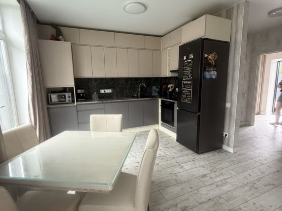 ОПИСАНИЕ Продам таун Гостомель біля озер з ремонтом Гостомель