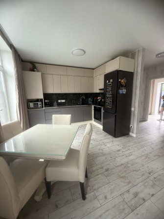 ОПИСАНИЕ Продам таун Гостомель біля озер з ремонтом - фото 1