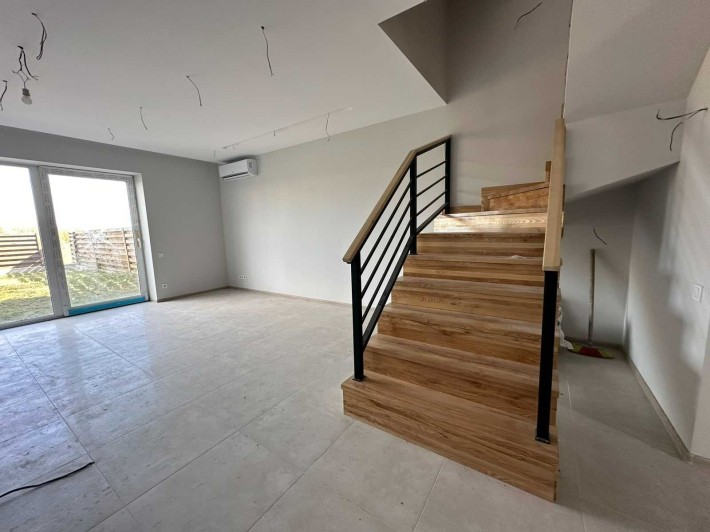 ТаунХаус з ремонтом у Гостомелі, із власним виходом до озера! - фото 1