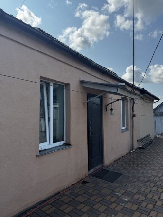 Продам півбудинку з ремонтом та ділянкою 6,5 сот у Гостомелі - фото 1