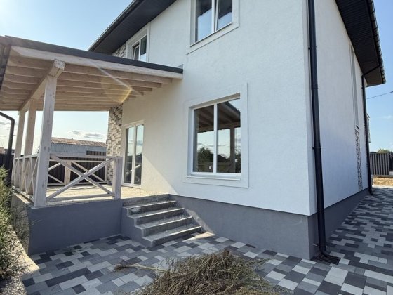 Будинок поблизу озера з прекрамною набережною. Гостомель Гостомель