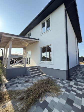 Будинок поблизу озера з прекрамною набережною. Гостомель - фото 1