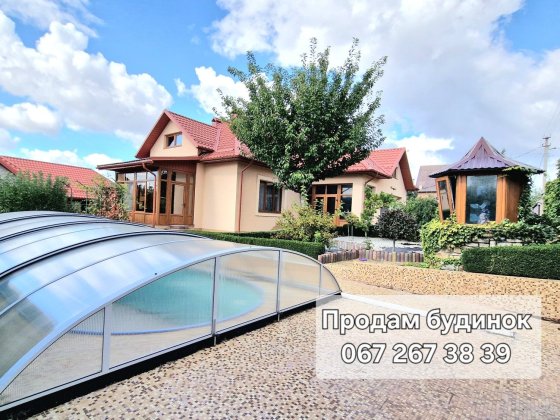 Продам будинок на дві сім'ї, з сауною, басейнами та сонячними панелями Кам'янець-Подільський