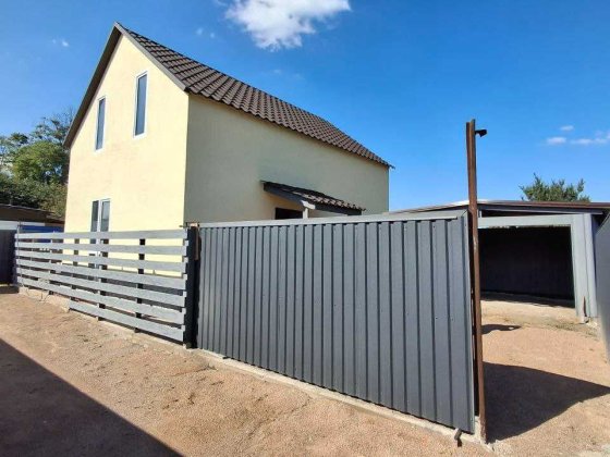 Будинок у Гостомелі на центральній вулиці Свято-Покровська Гостомель