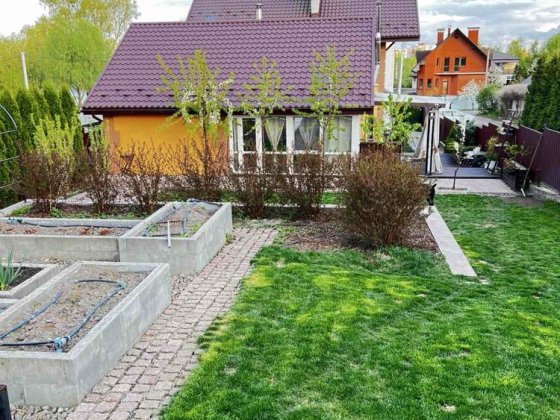 Шикарний будинок поруч з озером в гарній локації Гостомеля Гостомель