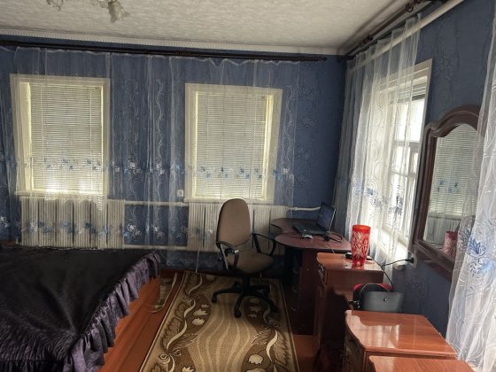 Продається 1/2 будинку в хорошому районі, поруч магазини та лікарня Берестин