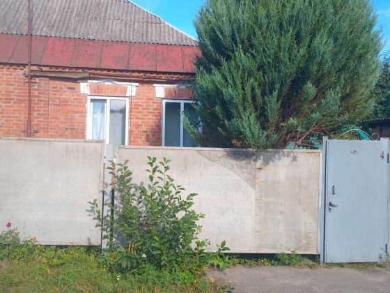 Продам пол дома в Люботине кирпичный, жилой Люботин