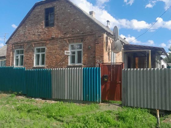 Продам дом в Люботине на два входа, пруд, парк, магазины, остановка Люботин