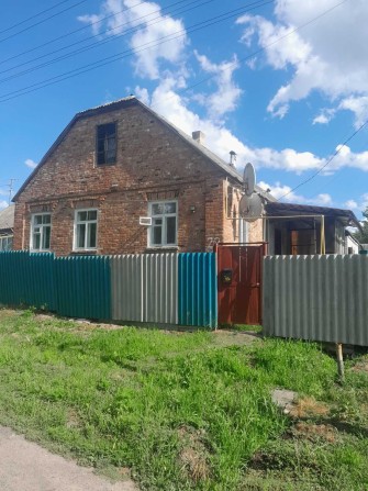 Продам дом в Люботине на два входа, пруд, парк, магазины, остановка - фото 1