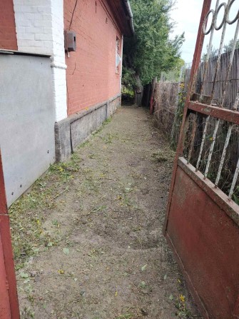 Під будинку біля кафе фаворит - фото 1