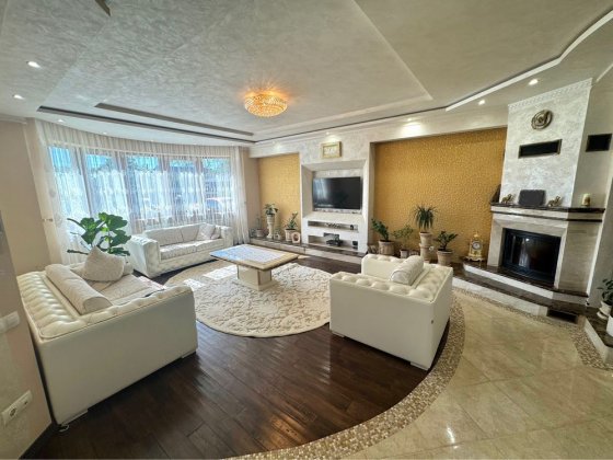 Сучасний будинок з закритим басейном Мукачево