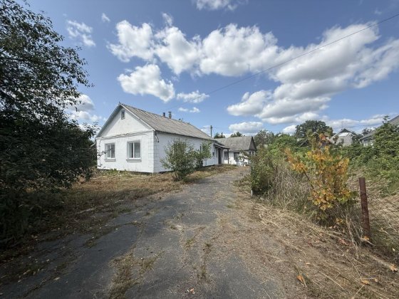 Продам будинок в гарному місці. Звягель