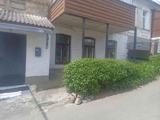 Продаеться окрема частина будинку в районі базару, центр. Умань