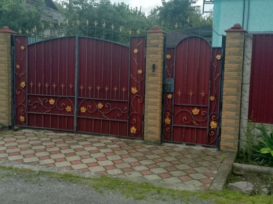 Продаєця мебльований будинок з ремонтом