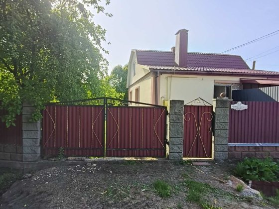 Продам пів будинку