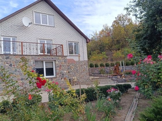 Сучасний будинок у Чугуєві з ландшафтним двором Чугуев