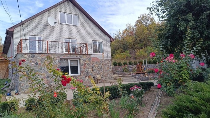 Сучасний будинок у Чугуєві з ландшафтним двором - фото 1