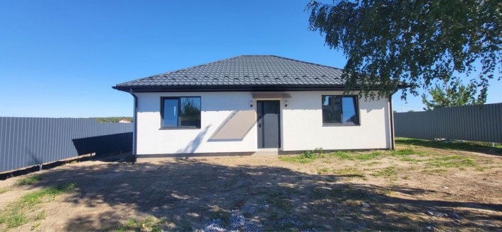 Сучасний одноповерховий будинок з земельною ділянкою - фото 1