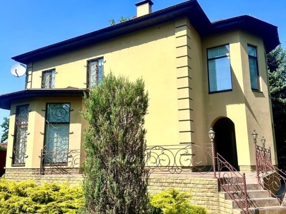 Продам дом с бассейном Обуховка ,рядом с лесом