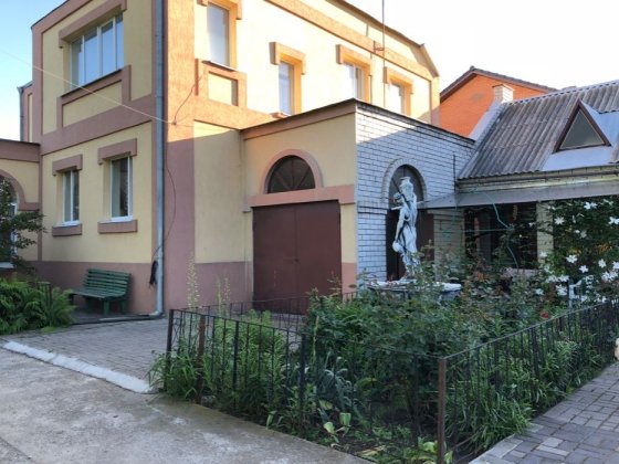 Великий будинок з класним місцем розташування на червону лінію Синельниково