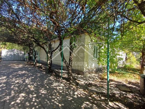 Продаж будинку в м. Апостолове з гаражем , кухня 11,3 зал , 3 спальні. Апостолове