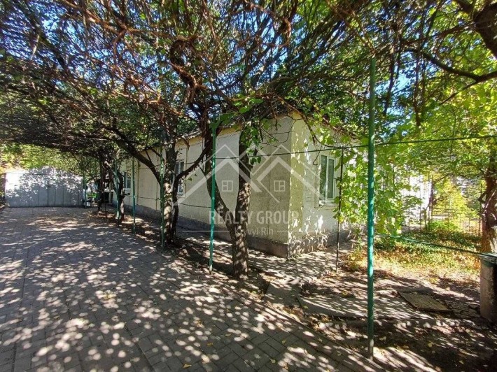 Продаж будинку в м. Апостолове з гаражем , кухня 11,3 зал , 3 спальні. - фото 1