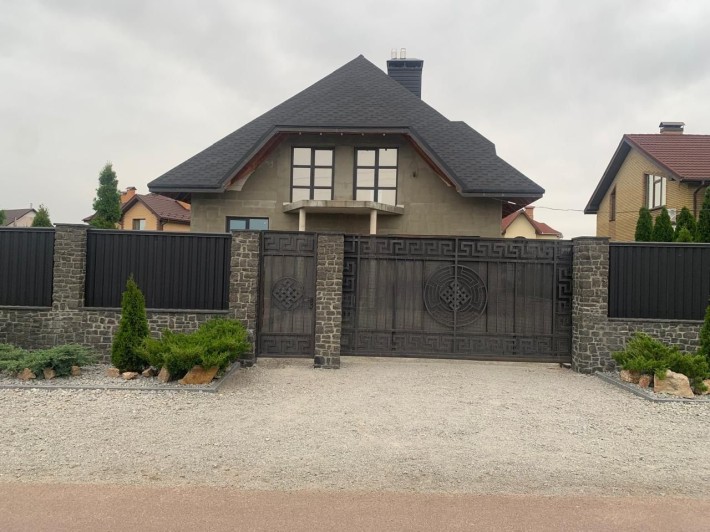 Продаж Будинку в с.Зарічани в районі стадіону 200м2 - фото 1