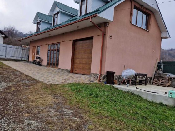 Продам двоповерховий будинок Свалява