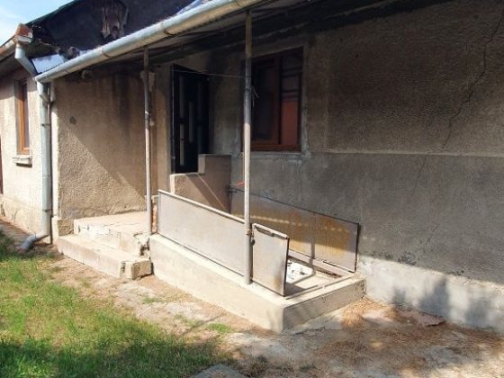 Невеликий будинок поряд з містом Баранинці