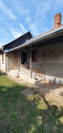 Невеликий будинок поряд з містом - фото 1