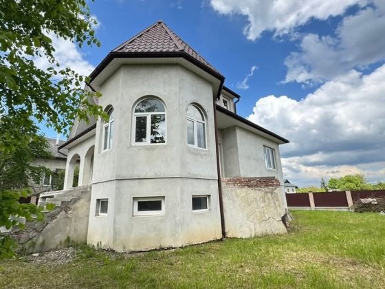 Будинок -мрія ,біля річки Угорники