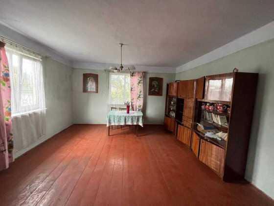 Продаж будинку з земельною ділянкою біля центральної дороги Крихівці