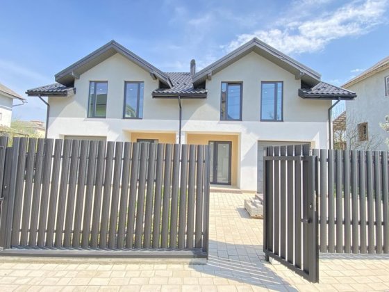 Напівособняк 130 м² з гаражем і 3 сотками землі біля міста Крихівці