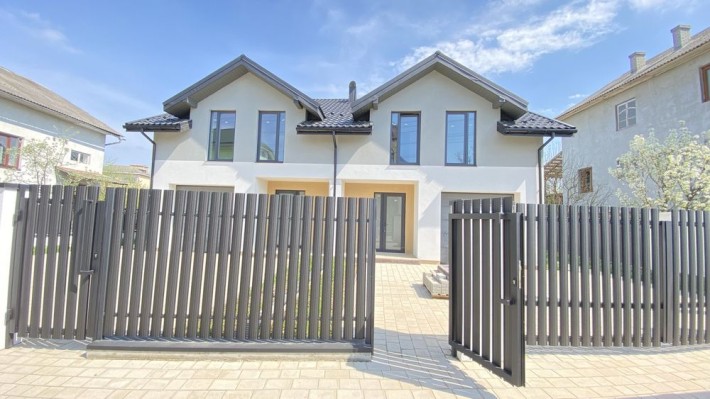 Напівособняк 130 м² з гаражем і 3 сотками землі біля міста - фото 1