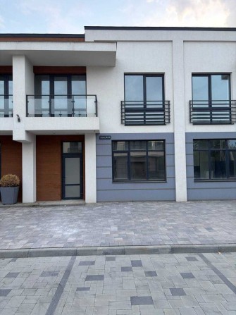 Продається будинок (таунхаус) з частковим ремонтом/ЗАКРИТЕ МІСТЕЧКО - фото 1