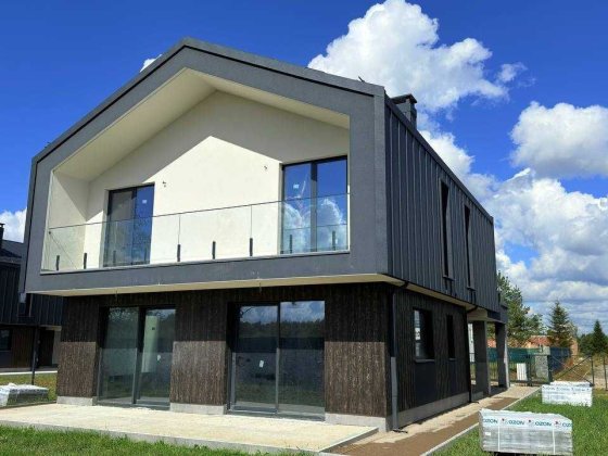 Будинок з сонячною станцією Черніїв