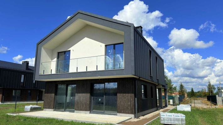 Будинок з сонячною станцією - фото 1